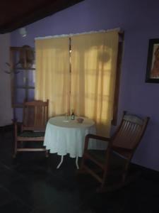 Habitación con mesa, silla y ventana en Nuestro Hogar en Malargüe