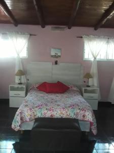 1 dormitorio con 1 cama grande y 2 ventanas en Nuestro Hogar en Malargüe