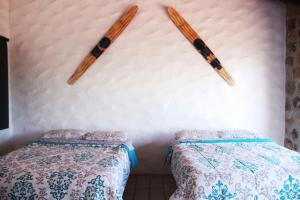 Giường trong phòng chung tại Teques Punta Diamante