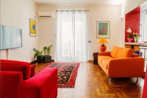 - un salon avec deux canapés orange et un tapis dans l'établissement AmoCatania Apartment, à Catane