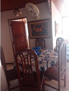 una sala da pranzo con tavolo, 2 sedie, tavolo e sedie. di Condominio Victoria Real - Apartamento 202 a Puerto Viejo