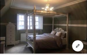 um quarto com uma cama de dossel e uma janela em Dundee Beds em Dundee
