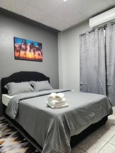 um quarto com uma cama com duas toalhas em In-flight Suites - Perfect for Layovers 6Mins from the Airport em Piarco
