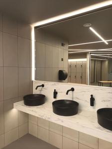 a bathroom with two sinks and a large mirror at Sunningdale Lodge,St Mellion,Cornwall-FreeGolf&Spa in St. Mellion