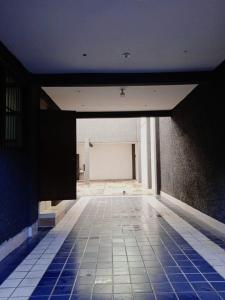Habitación vacía con suelo de baldosa y pared en Alojamiento GAMA en Ciudad de México