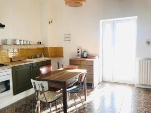 Kuchyňa alebo kuchynka v ubytovaní Gîte de la Bastide