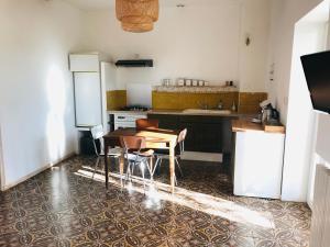 Kuchyňa alebo kuchynka v ubytovaní Gîte de la Bastide