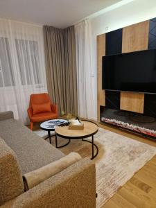 Μια τηλεόραση ή/και κέντρο ψυχαγωγίας στο Apartman Orange - Snjezna Dolina