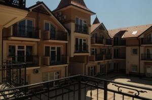 - une vue depuis le balcon d'un bâtiment dans l'établissement Palvile Apartmani, à Palić