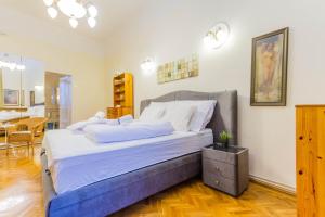 A bed or beds in a room at Friend of Deák Ferenc
