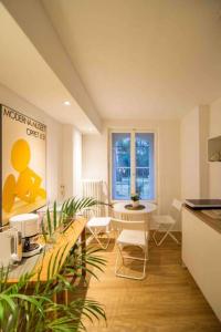 uma sala de estar com mesa e cadeiras e uma cozinha em Ground Floor in Villa in Charlottenburg Garden View em Berlim