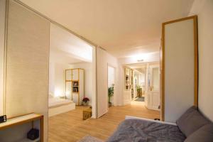 Sala de estar con cama y espejo en Ground Floor in Villa in Charlottenburg Garden View en Berlín