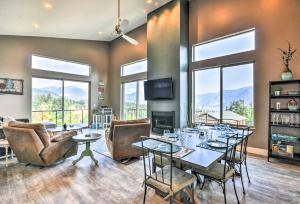 Carson的住宿－Gorge Retreat - Modern Carson Home with Mtn Views!，客厅配有桌椅和窗户。