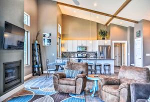Carson的住宿－Gorge Retreat - Modern Carson Home with Mtn Views!，客厅配有两把椅子和壁炉