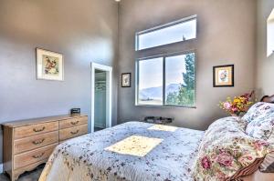Carson的住宿－Gorge Retreat - Modern Carson Home with Mtn Views!，一间卧室设有一张床和一个窗口
