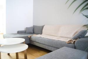 sala de estar con sofá y mesa en maison R&vâmes, en Calais