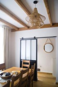 mesa de comedor con sillas y lámpara de araña en maison R&vâmes, en Calais
