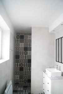 een badkamer met een toilet, een wastafel en een douche bij maison R&vâmes in Calais