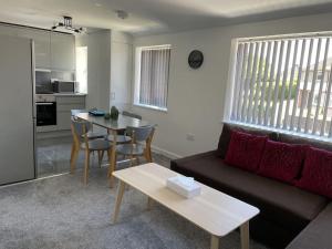 ein Wohnzimmer mit Sofa und Tisch in der Unterkunft Paradigm House, Modern 2-Bedroom Duplex Apartment 2, Free Parking, Oxford in Oxford