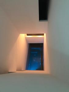 Las Puertas Del Indiano في Relleu: غرفة مع مدخل مع ضوء على السقف
