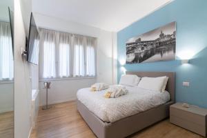 1 dormitorio con 1 cama con 2 toallas en Vittoria Suite, con Jacuzzi - by Host4U, en Pavia