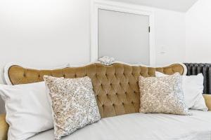 Ένα ή περισσότερα κρεβάτια σε δωμάτιο στο Elegant 1Bdrm Apt Near Downtown Burlington Ideal for long stays U4 - Amelia