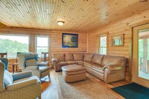 uma sala de estar com um sofá e duas cadeiras em Pastoral Log Cabin with Trails about 1 Mi to Grand Lake em Fairland