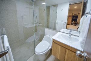 uma casa de banho com um chuveiro, um WC e um lavatório. em Reset (Hotel-Cafe-Coworking) em Cali
