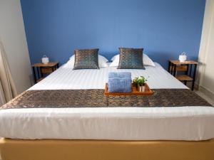 Un dormitorio con una cama grande y una bandeja. en Rumah Ijau - Halal Homestay, en Padangluar