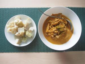 un tazón de sopa y un plato de patatas en Rumah Ijau - Halal Homestay, en Padangluar