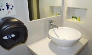 baño con aseo y dispensador de papel higiénico en Hotel Jardines Del Carmen, en San Cristóbal de Las Casas