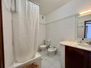 Et badeværelse på Apartment 136 Carvoeiro + 12 billeder