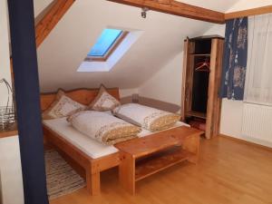 een slaapkamer met een bed en een dakraam bij Landhaus-Stockinger in Büchlberg