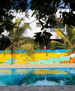 una piscina en un complejo con gente nadando en él en keur manga, en Somone