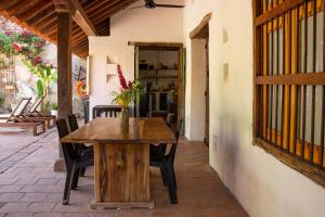 Casa Taller El Boga في Mompós: طاولة وكراسي خشبية على الفناء