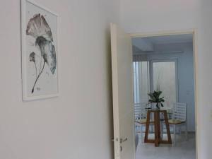 una habitación con una mesa y una foto de un pájaro en Sierras de Paz en Tandil