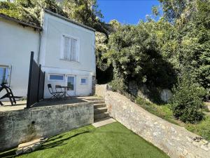 uma pequena casa branca com uma mesa e um relvado em Les Logis Poitevin - Maisons - Terrasses - Détente em Poitiers