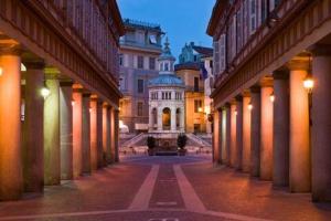 a view of a building in a city at night at Appartamento Lella con meravigliosa vista zona Corso Bagni in Acqui Terme