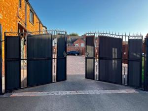 een groep poorten op een parkeerplaats bij Luxury Apartment in Nuneaton in Nuneaton