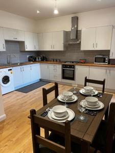 Η κουζίνα ή μικρή κουζίνα στο Lux Apartment Nuneaton with Gated, Private Parking