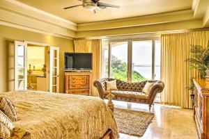 sypialnia z łóżkiem, kanapą i telewizorem w obiekcie Luxury Del Rio Home with Pool and Lake Views! w mieście Del Rio