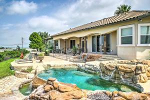 dom z basenem z wodospadem na dziedzińcu w obiekcie Luxury Del Rio Home with Pool and Lake Views! w mieście Del Rio