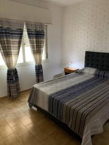 Un dormitorio con una cama grande y una ventana en CASA SERENDIPIA PH interno en Alberdi en Córdoba