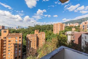 vistas a una ciudad con edificios altos en Mio Loft en Medellín