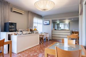 a kitchen and dining room with a table and chairs at Vila Hotel By VimaHotels in Guimarães
