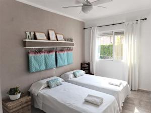 - une chambre avec 2 lits et une fenêtre dans l'établissement Casa en el Centro de Cabo de Palos Cerca a Clubes de Buceo, à Cap de Palos