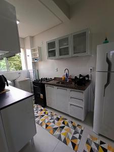 Dapur atau dapur kecil di Apartamento aconchegante 2 quartos próximo à Miguel Sutil