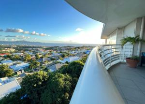 Appartamento dotato di balcone con vista sulla città. di Appartement de standing vue mer a Schœlcher
