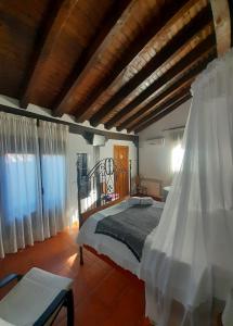 sypialnia z łóżkiem z baldachimem w obiekcie Hotel Rural Sierra de Francia w mieście Sotoserrano