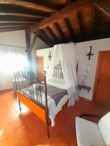 um quarto com uma cama de dossel em Hotel Rural Sierra de Francia em Sotoserrano